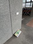 二教5樓(靠大同路側)緊急出口指使燈牌故障且掉落