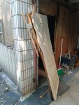 2教1F棒球器材儲藏室後門脫落