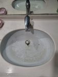一樓男廁洗手台堵塞