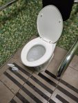 一樓廚餘桶旁，無障礙廁所堵塞