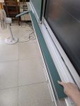 黑板上方木框掉落