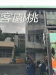 北側門水泥牆設置示警示反光標誌(6/12桃園客運進校時，車側擦撞)