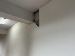 1樓展場走廊牆壁(矽酸鈣板)破裂