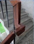 活動中心樓梯扶手連接處脫開
